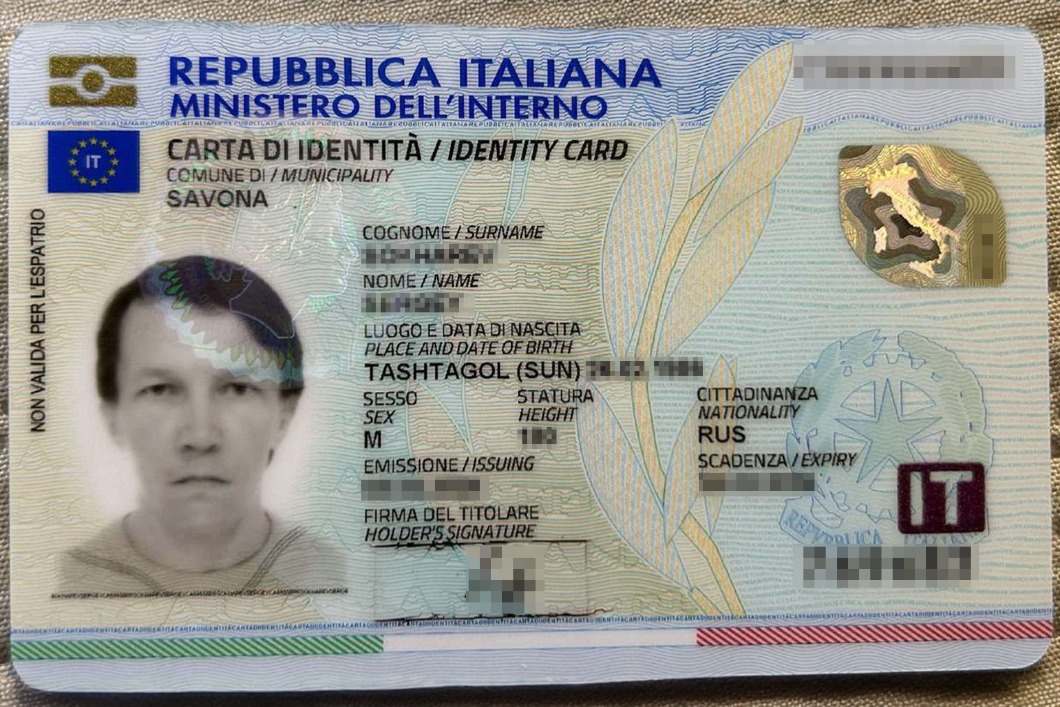Так выглядит удостоверение личности в Италии. Называется carta d’identita