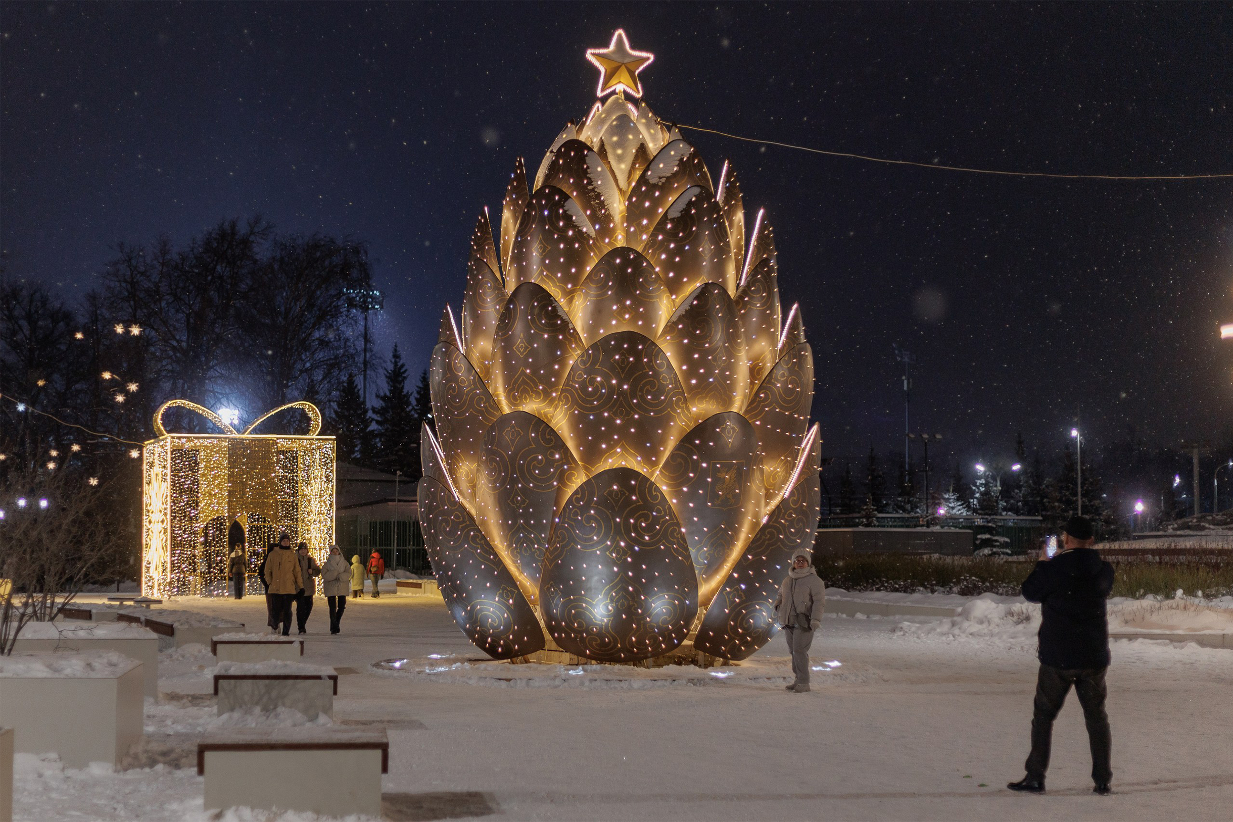 У входа в парк Горького установили огромную светящуюся шишку со звездой как у елки