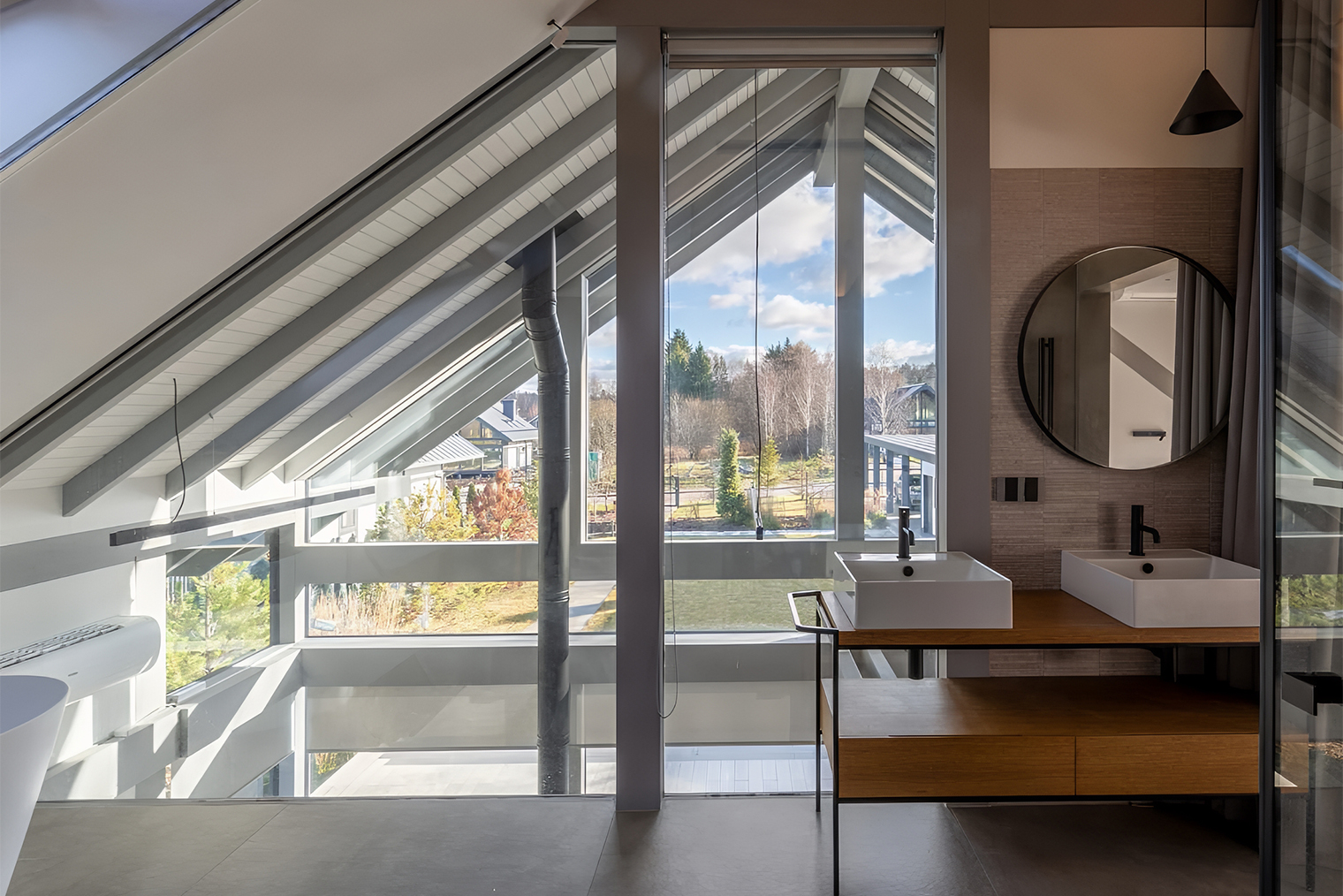 В этом пространстве есть прямая связь между архитектурой и интерьером. Мебель на металлических ножках — прямая отсылка к стилю модернизм, а большие панорамные окна наполняют комнату естественным светом. © ruetemple.ru