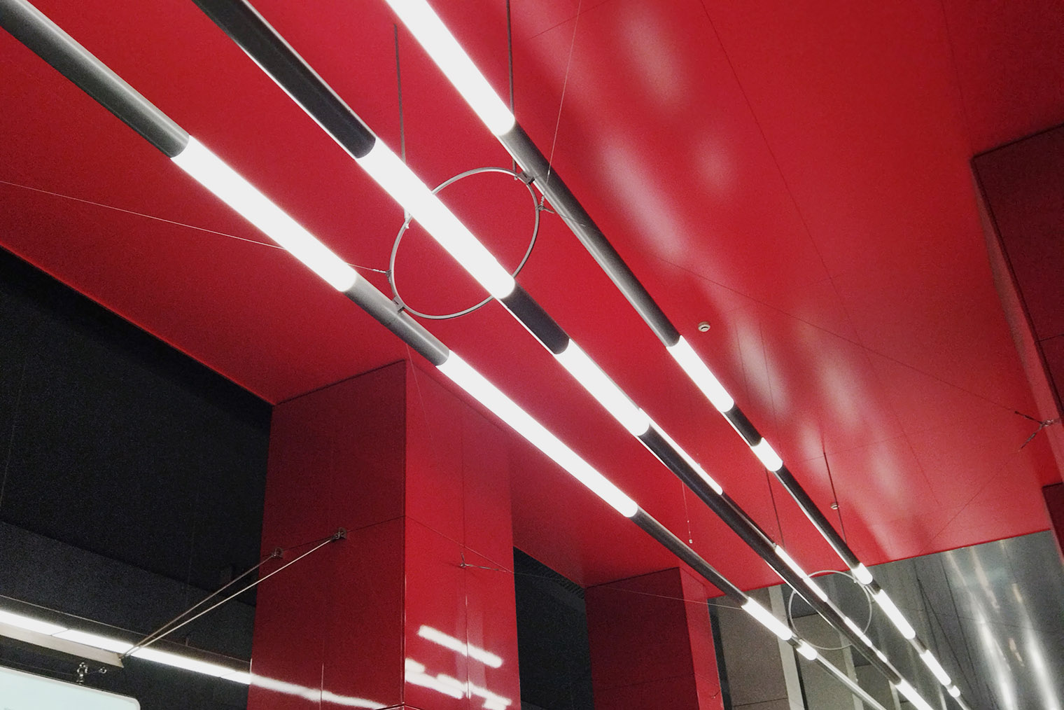 Необычное трехмерное оформление потолка передает ощущение скорости движущихся поездов