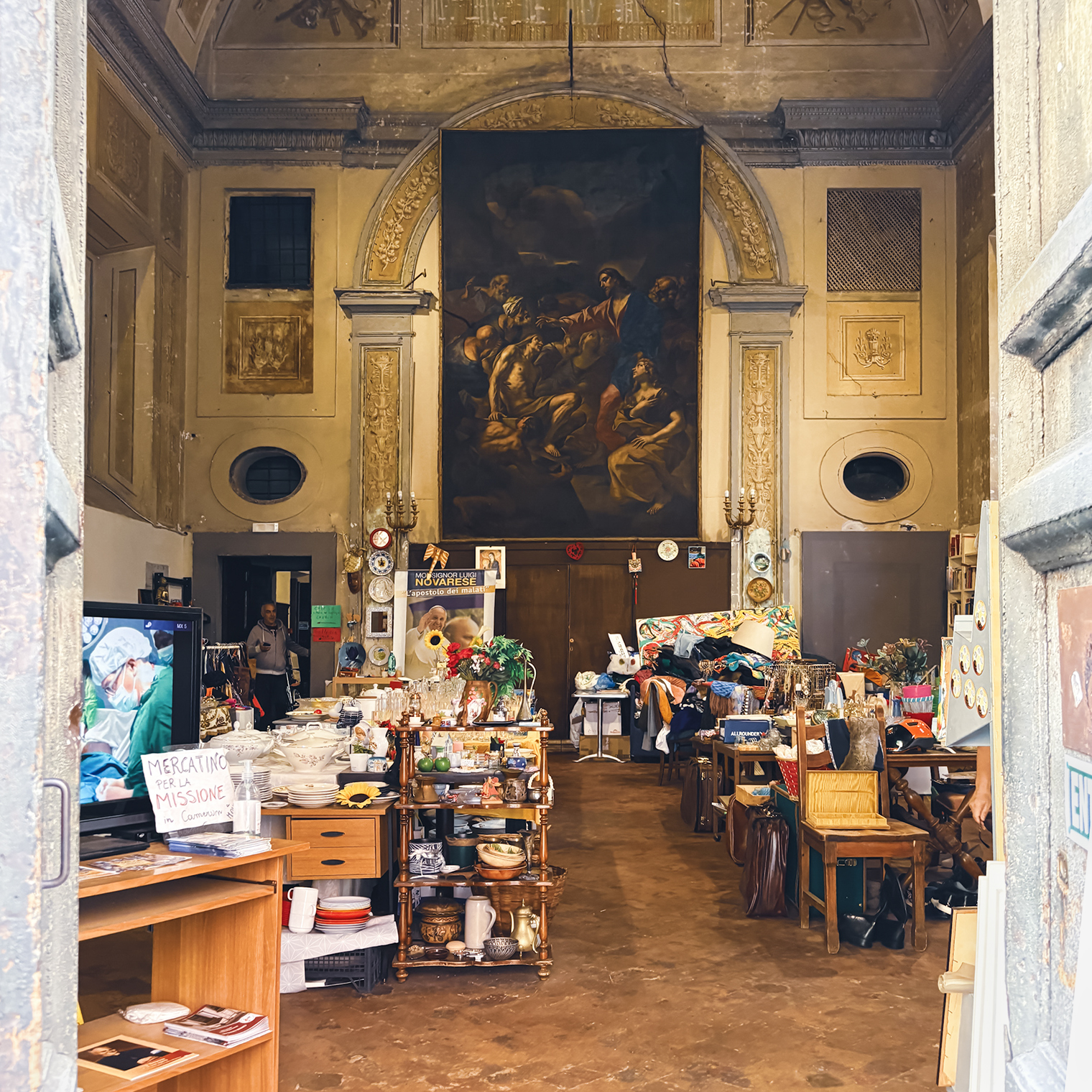 Видели когда-нибудь комиссионку в таком интерьере? Купила здесь фарфоровую кружку. Вообще, необычный антураж нападал на нас из-за каждого угла. Маскировался под базилики, шептал: «Дверь открыта, заходи, посмотри, как роскошно». И мы не могли отказаться, заходили и смотрели