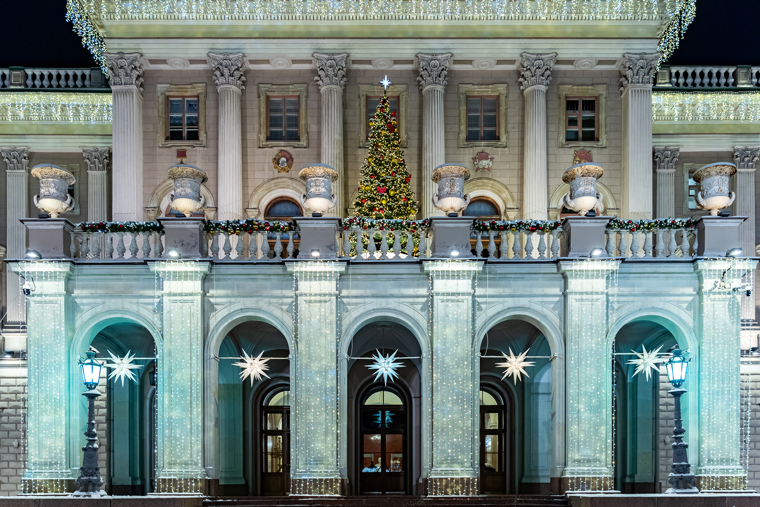 На балконе Мариинского дворца установили елку, а само здание украсили гирляндами и светящимся звездами