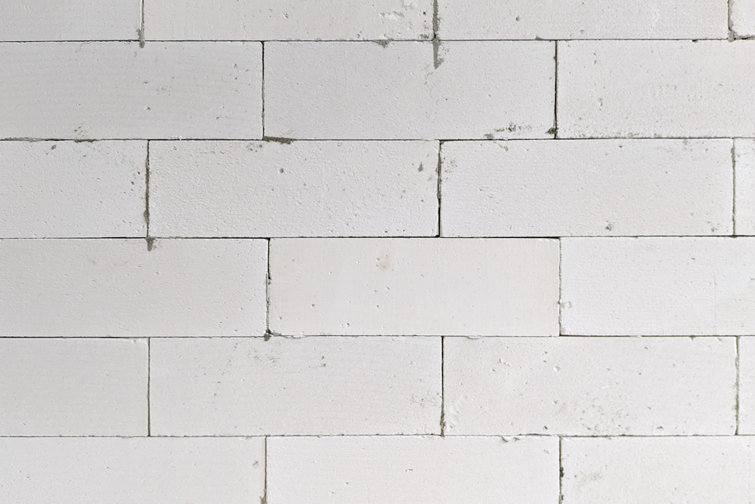 Кладка перегородки из газобетонных блоков. Фотография: chromanium / Shutterstock / FOTODOM