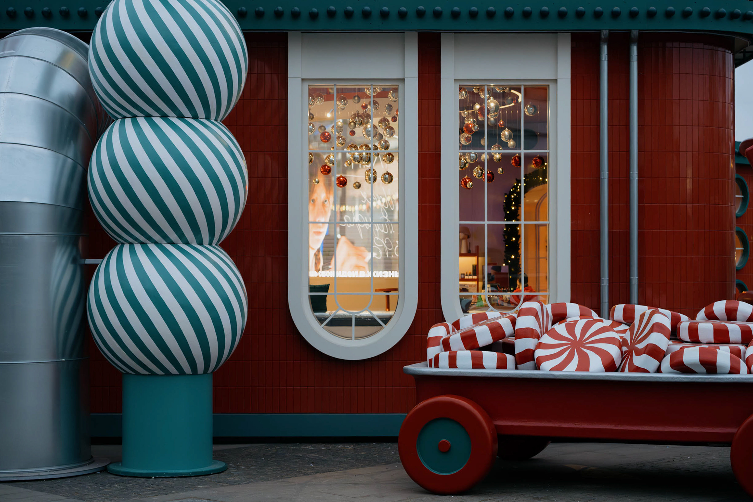 По словам сотрудников, создатели павильонов вдохновились сказкой «Чарли и шоколадная фабрика»