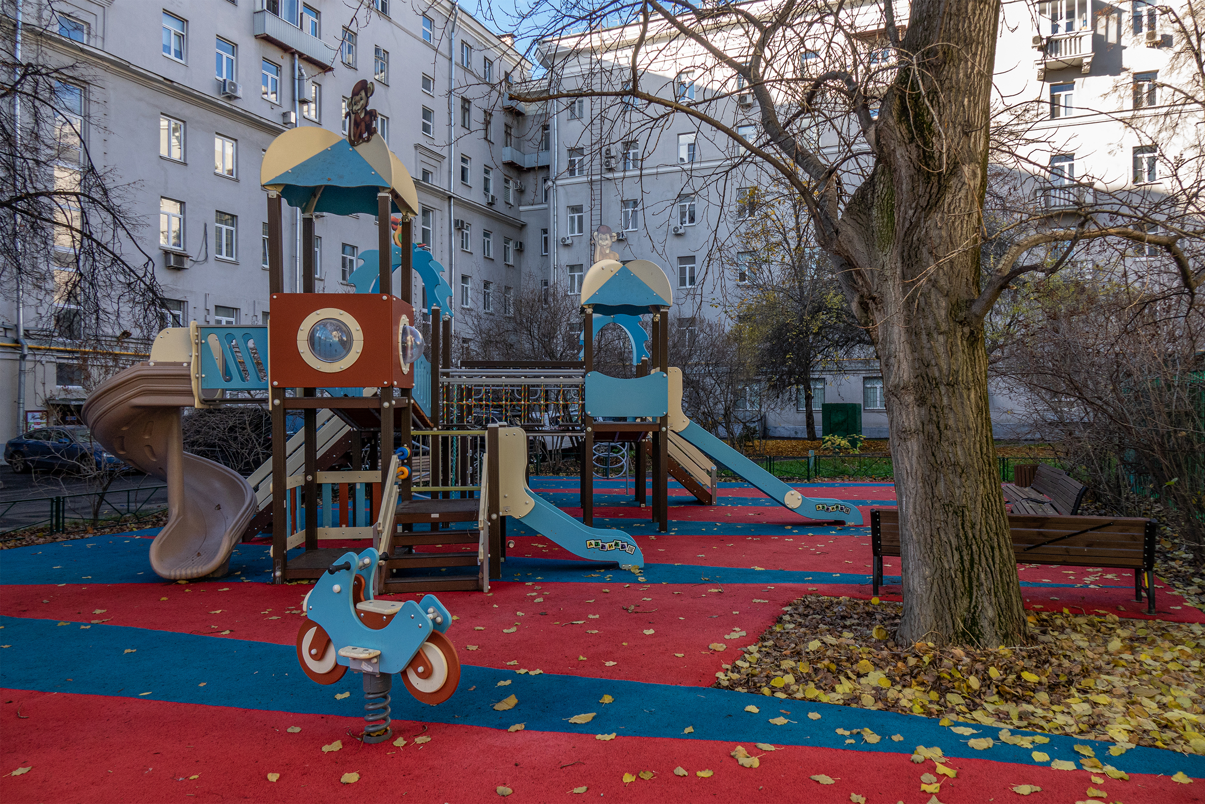 Зато почти в каждом дворе зелено и есть детские площадки