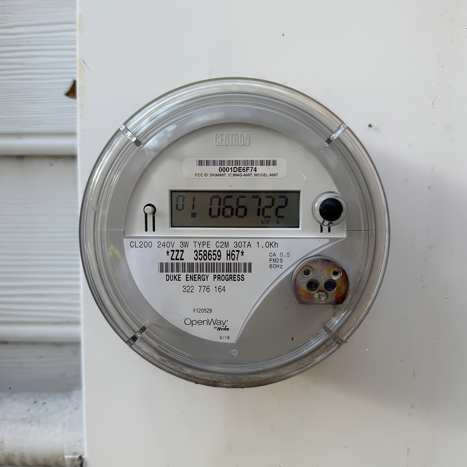 Электросчетчик выглядит вполне привычно