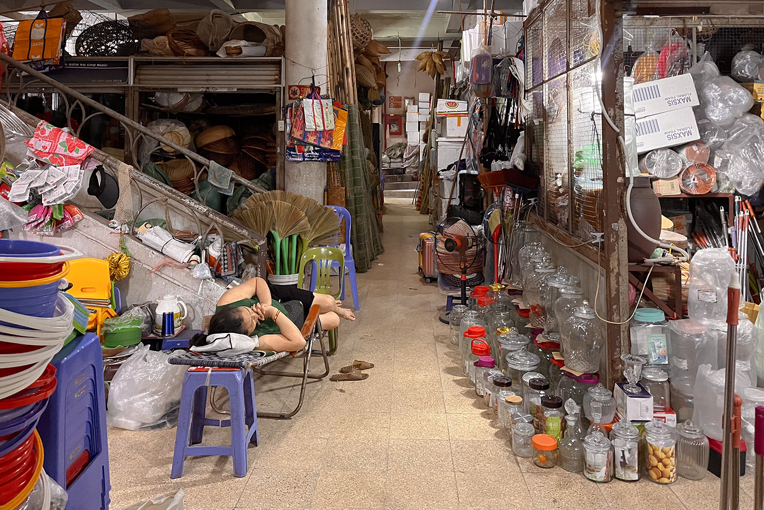 Сиеста может начаться в любое время и в любом месте, даже на лавке на рынке