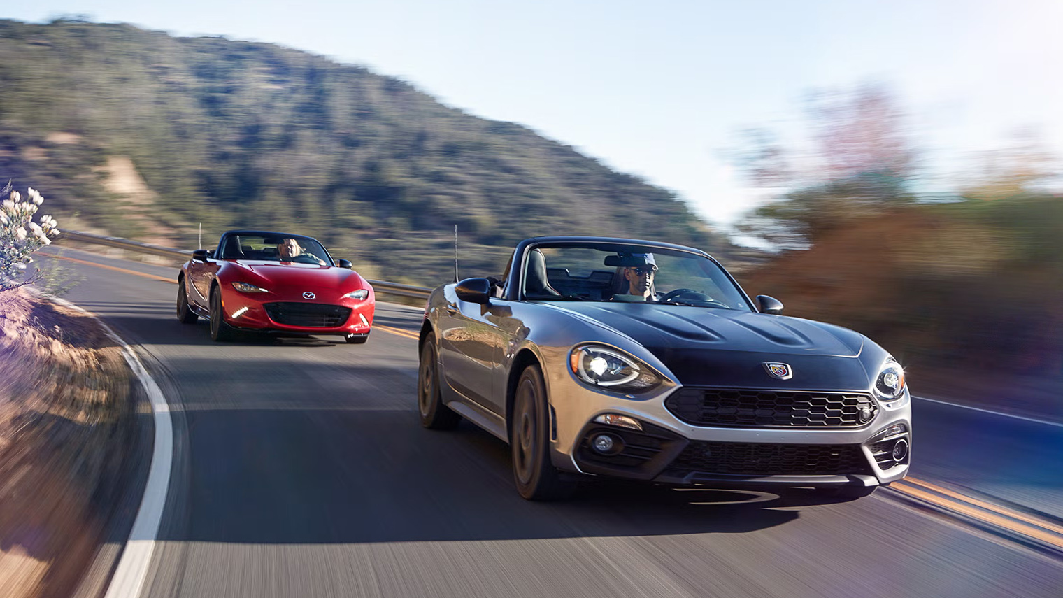 Mazda MX-5 и соплатформенный Fiat 124 Spider. Эти модели часто приводят как пример спортивных автомобилей с маломощными двигателями, но хорошей управляемостью. © caranddriver.com
