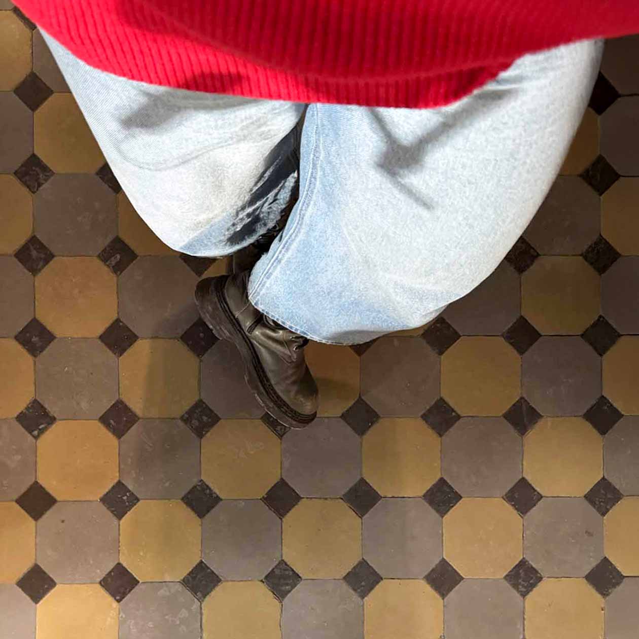 Пока снимали финальные дубли, я примерялась к плитке — оценивала, как быстро надоест такой пол в ванной