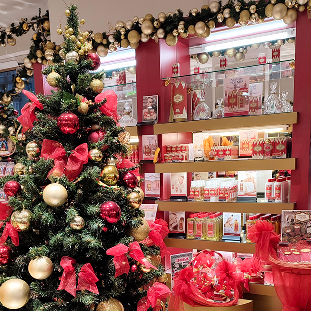 Магазин очень нарядный к празднику