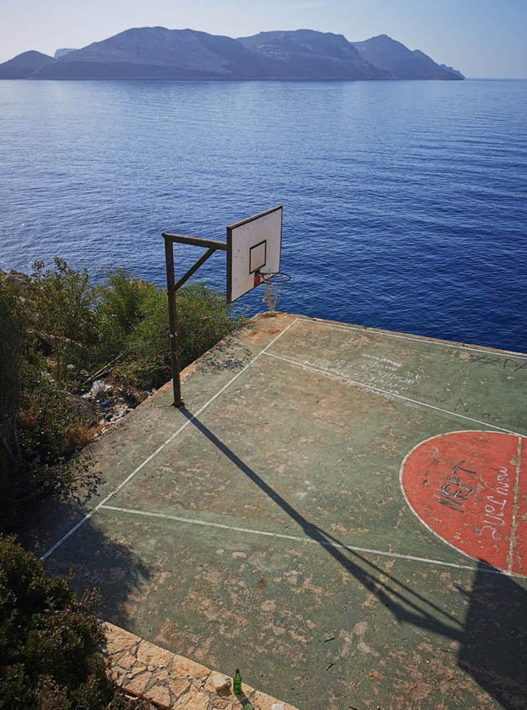 Там можно поиграть в мяч или представить, что вы это делаете, с видом на греческий остров Кастелоризо. Фотография: Владимир Лем