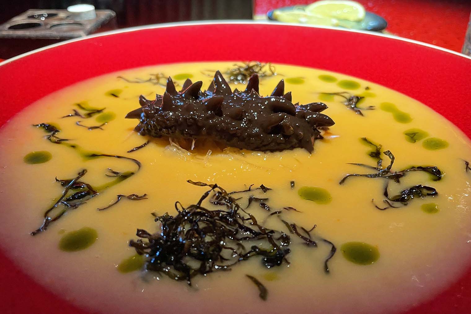 На тарелке — трепанг, или морской огурец. Если он не понравился вам в одном заведении, попробуйте в другом: вкус сильно зависит от способа приготовления. © Мария Кузнецова