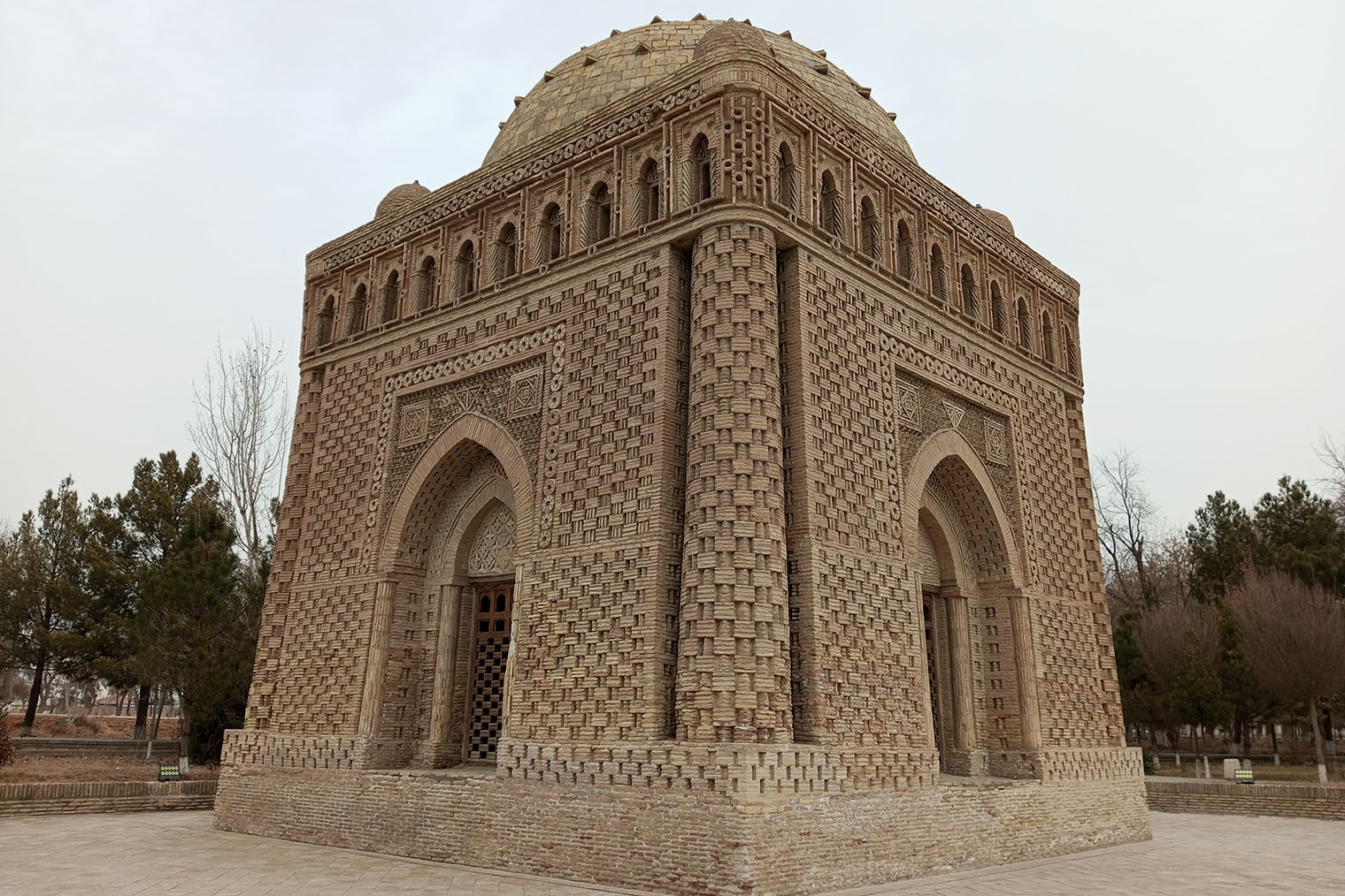 Высота мавзолея Саманидов — 15 метров