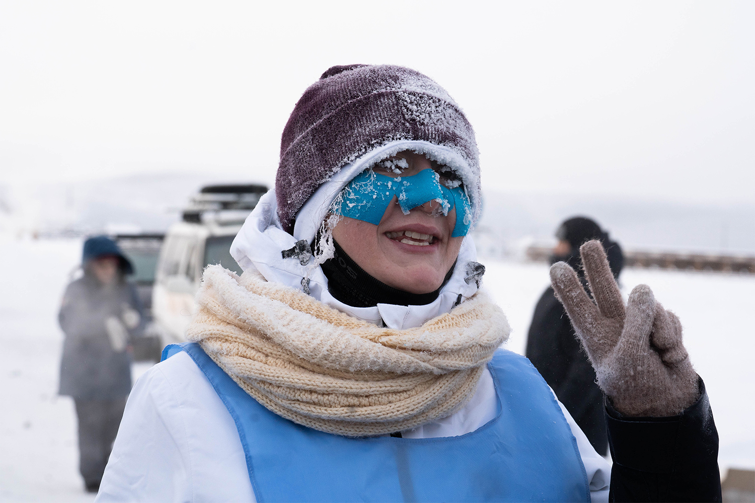После финиша. Щеки уже немного оттаяли, глаза еле открываются от слоя льда, и я еще не знаю, что отморозила пальцы, которые показываю. © Ксения Матвейшина