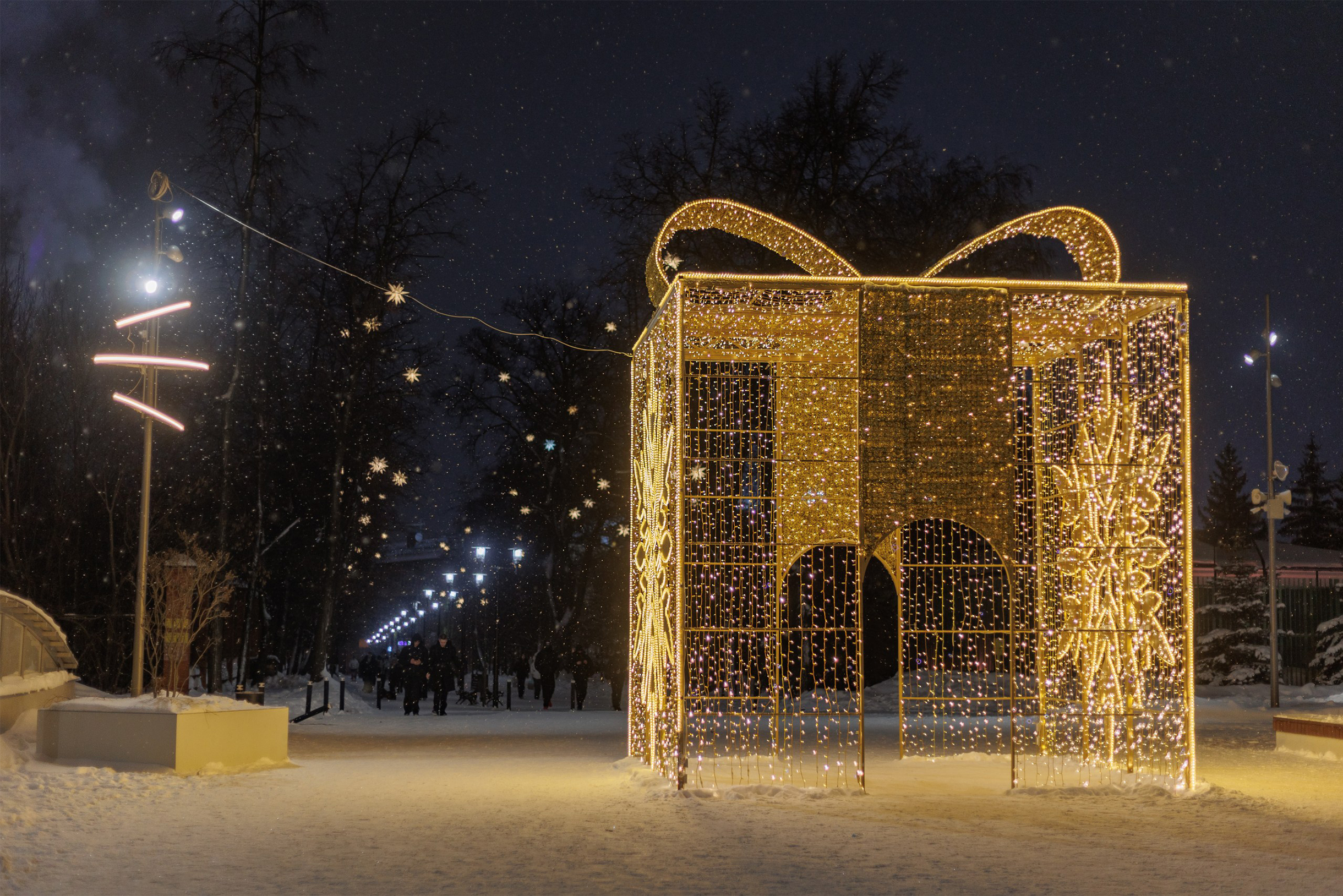 И подарочную коробку с аркой