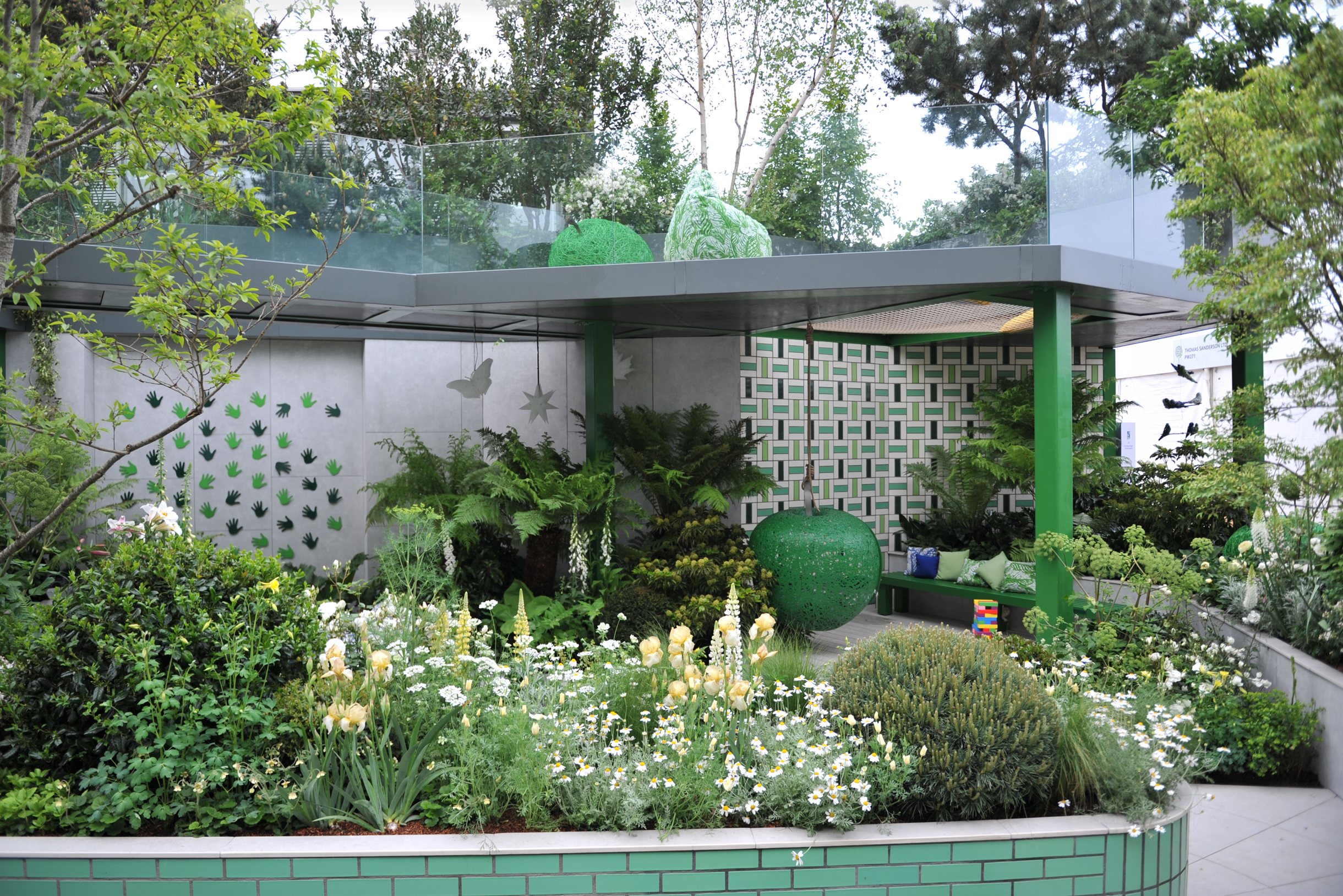 Зеленый цвет подходит и для архитектуры. На мой взгляд, этот выставочный сад в Челси выглядел бы гораздо красивее, если бы вместо зеленого цвета в декоре здания использовали коричневый или даже тыквенный оранжевый. Фотография: Sergey V Kalyakin / Shutterstock / FOTODOM