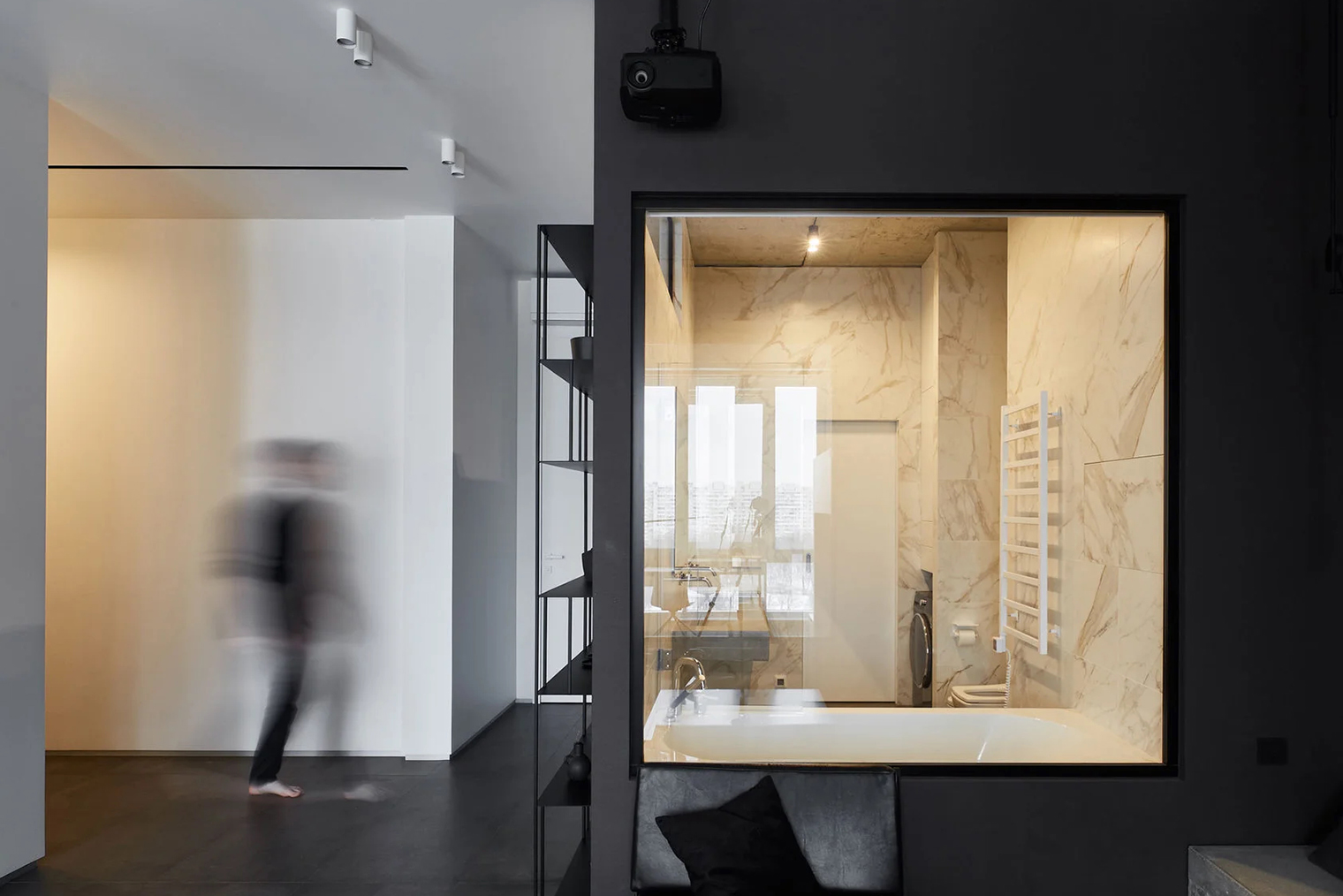 В ванной комнате стиль проявляется через чистые линии сантехники, минимализм в отделке и функциональные шкафчики для хранения. Предпочтение отдают плитке нейтральных цветов, стеклянным перегородкам и встроенным элементам освещения. © ruetemple.ru