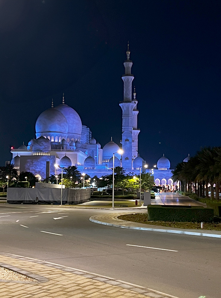 В ночное время у мечети включается синяя подсветка