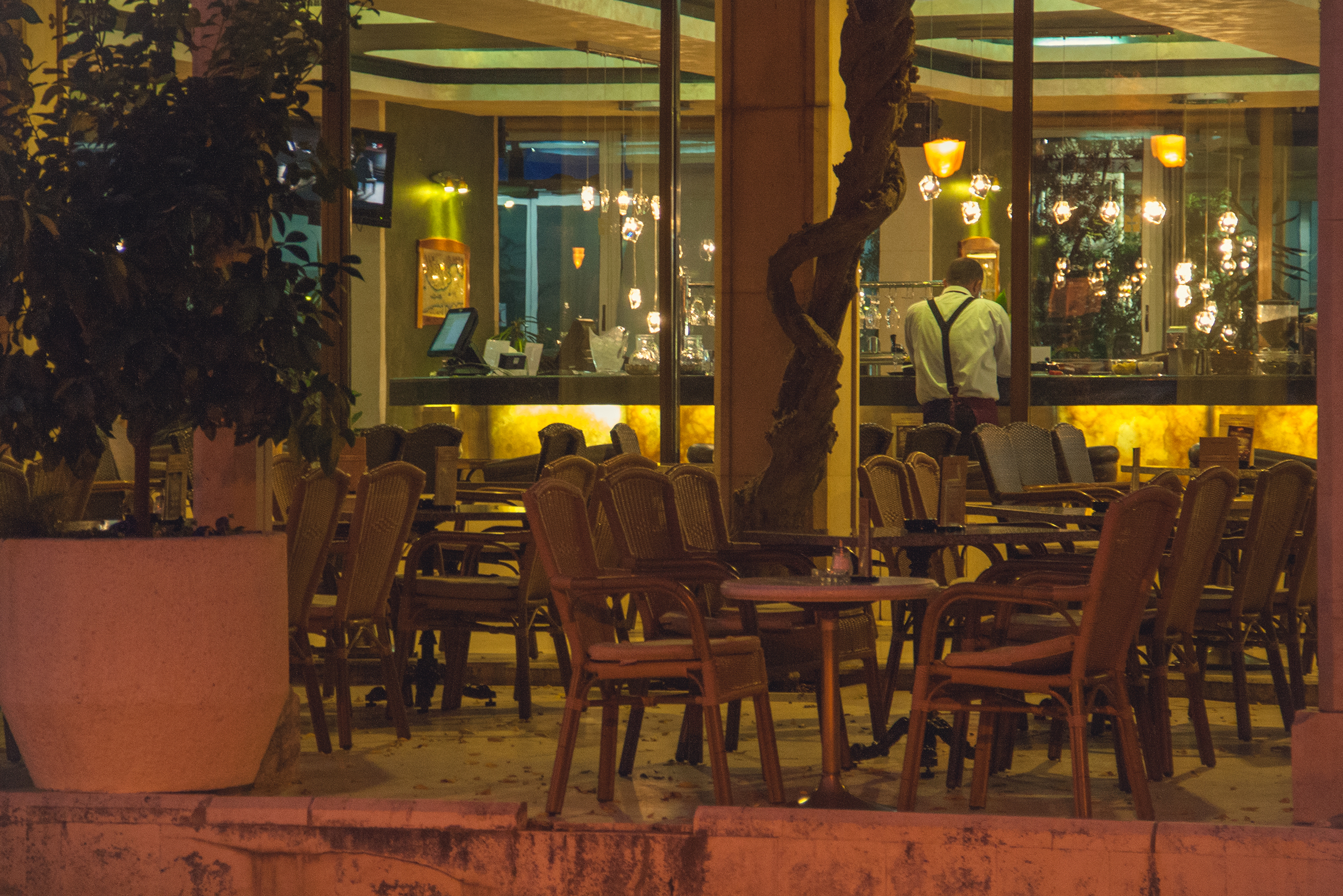 Ужин в полупустом ресторанчике