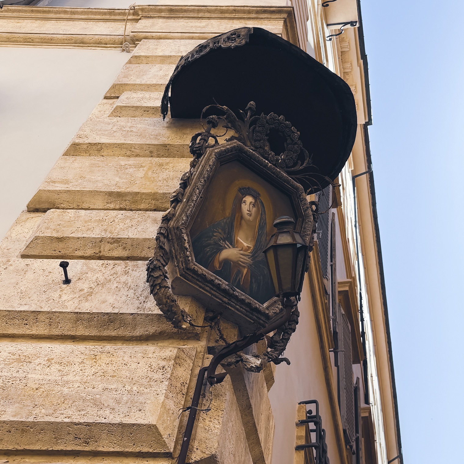 Некоторые дома украшали вот такие медальоны, непривычные нашему глазу