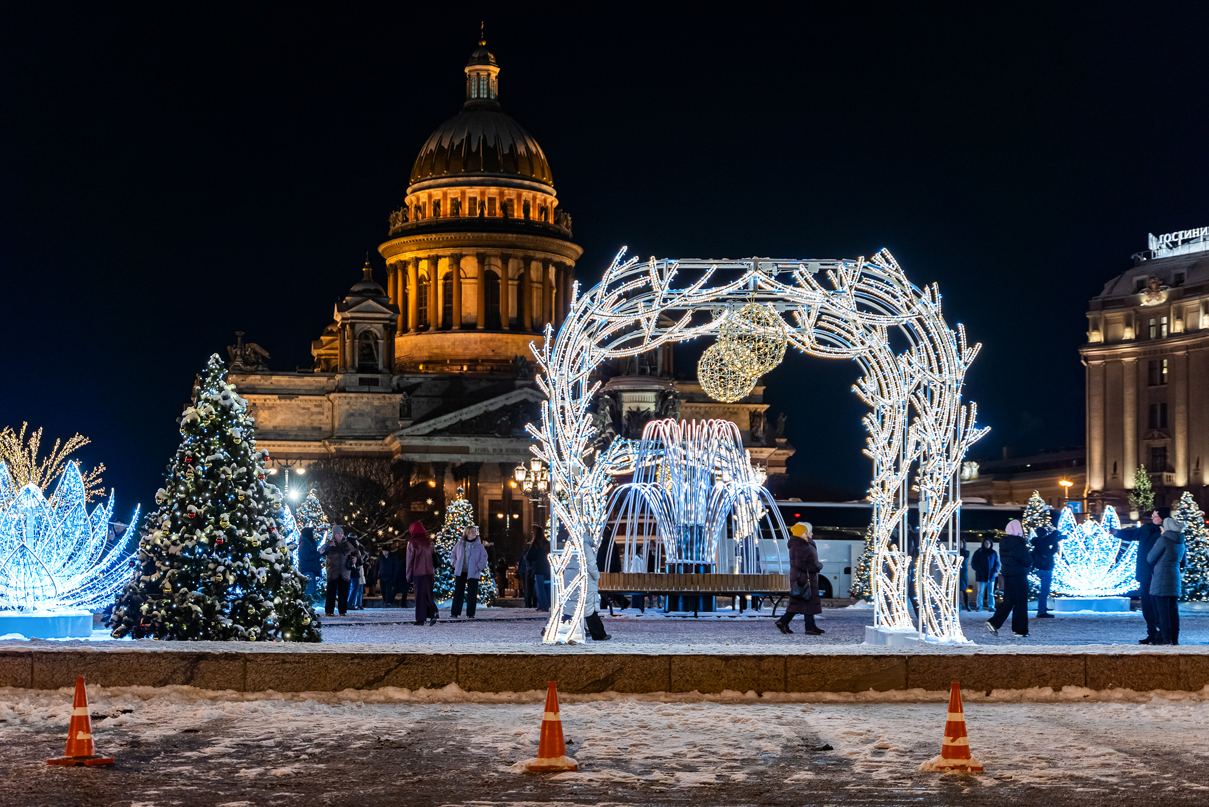 На Исаакиевской площади около Исаакиевского собора открыли новогодний сад со световыми инсталляциями