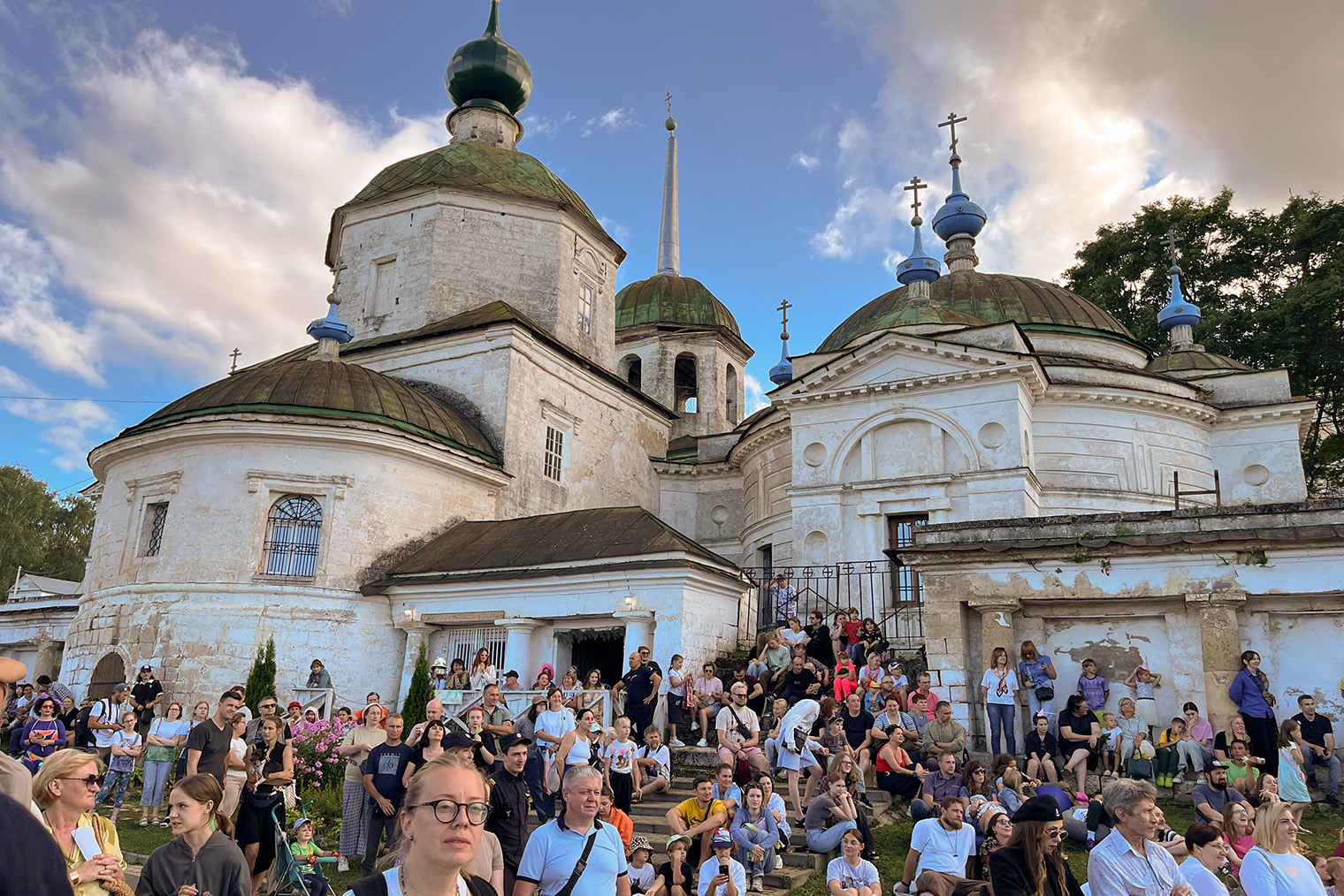 Церковь Параскевы Пятницы показалась мне невероятно красивой. На этой фотографии возле нее собрались зрители «Карандаш-феста»