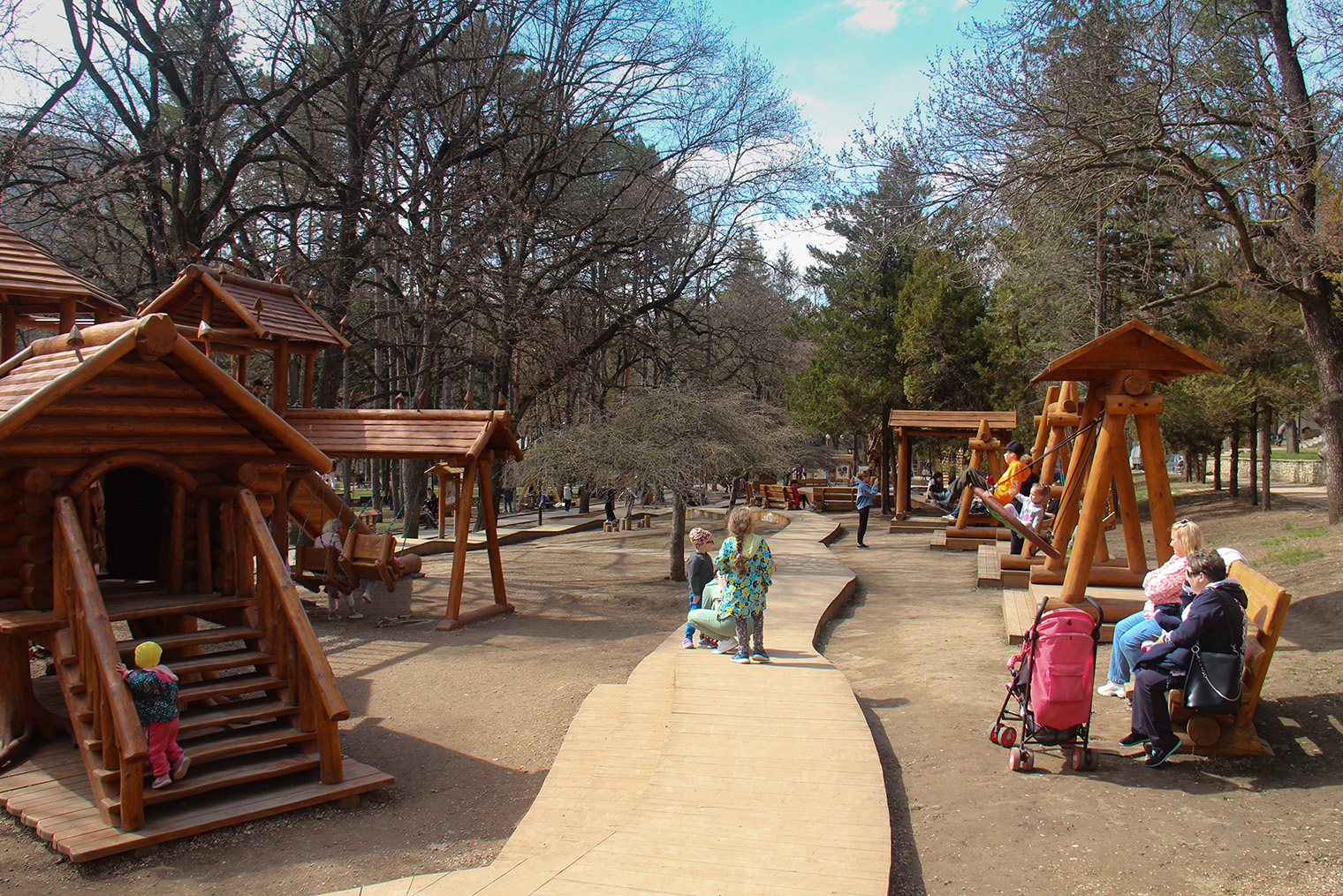 Современные детские площадки в парке