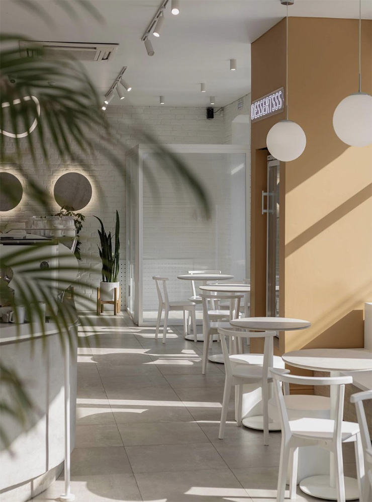 Благодаря белым стенам и мебели атмосфера в кафе кажется торжественной. Фотография: Кристина Полупанова