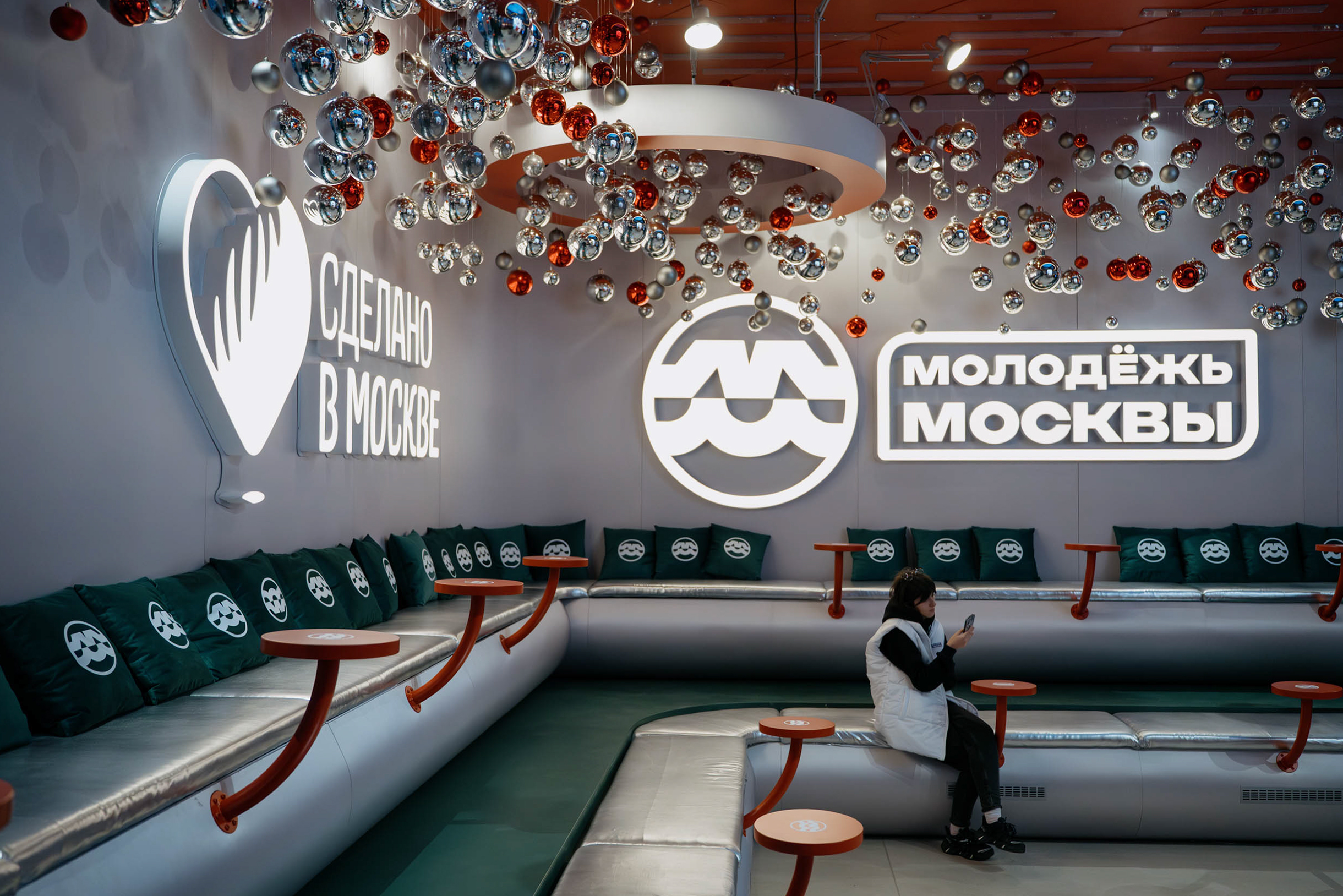 В павильоне предусмотрено отдельное пространство, где можно перекусить, поработать или просто посидеть