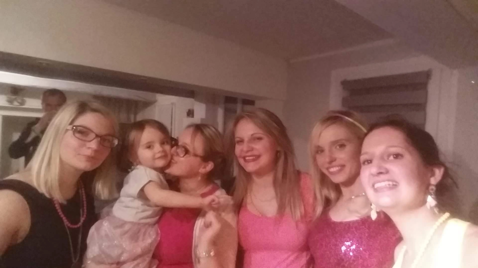 С девчонками, все француженки