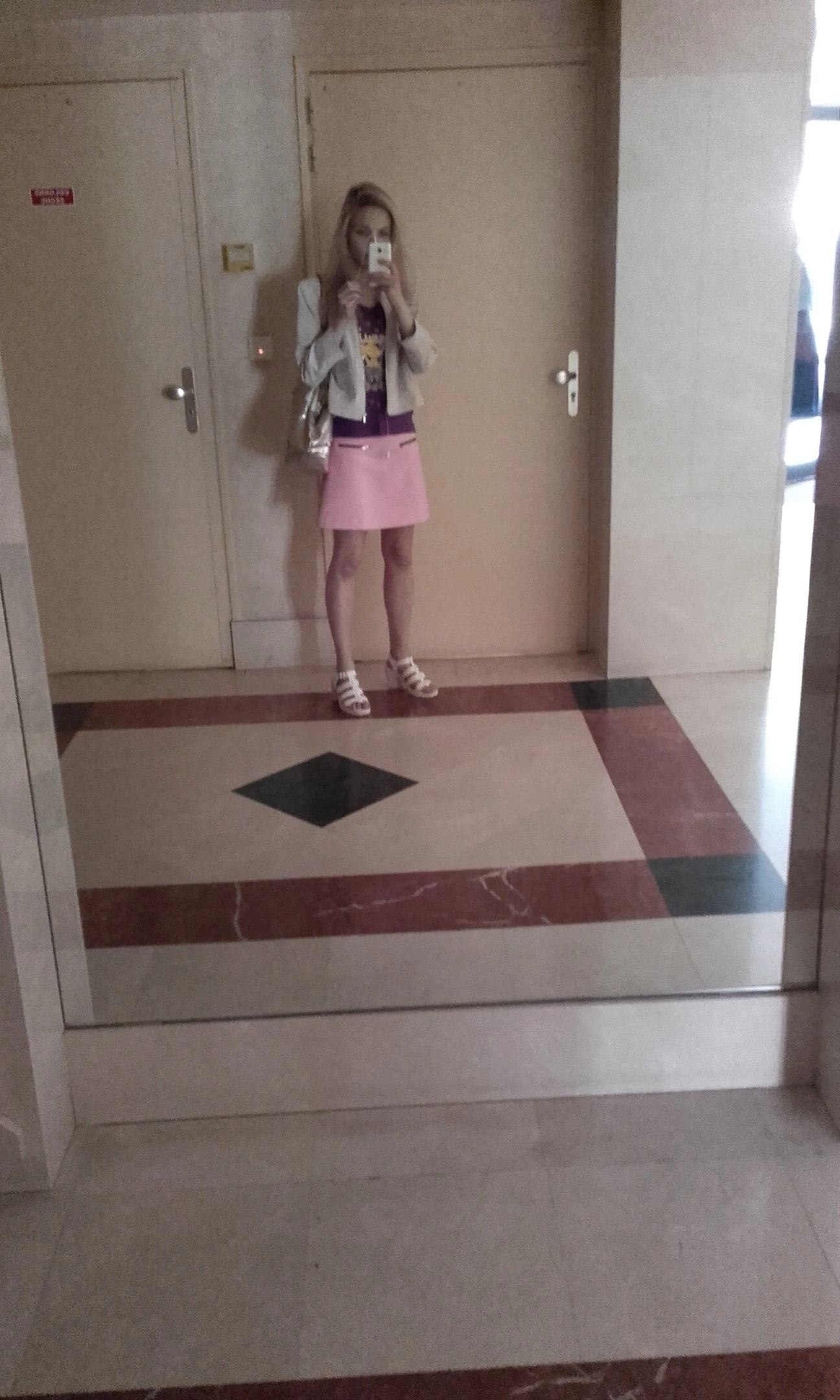 В фойе