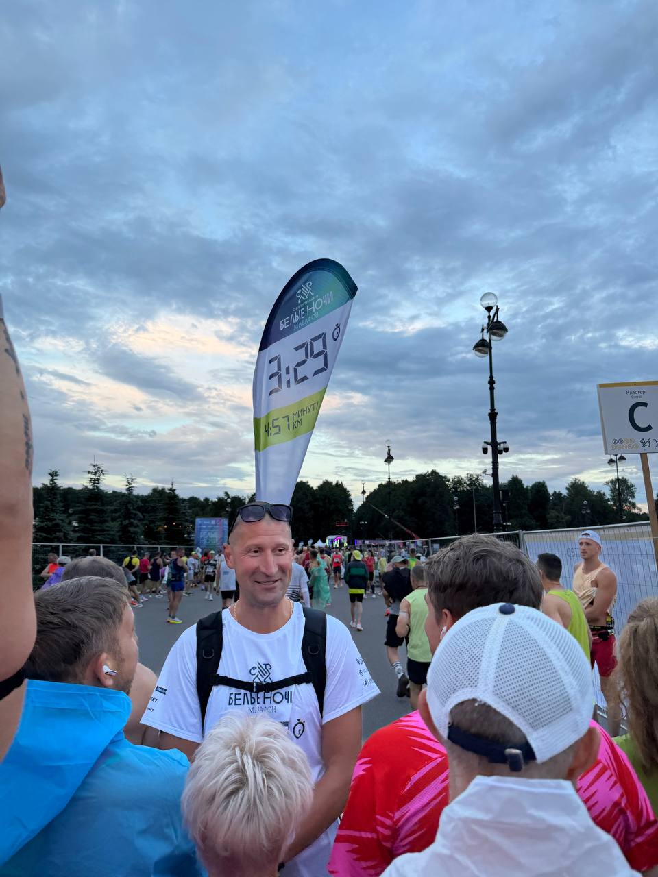 Первую половину держался за пейсерами, шёл ровно по 4:52-4:57 на километр, пульс 166. Всё казалось нормально.