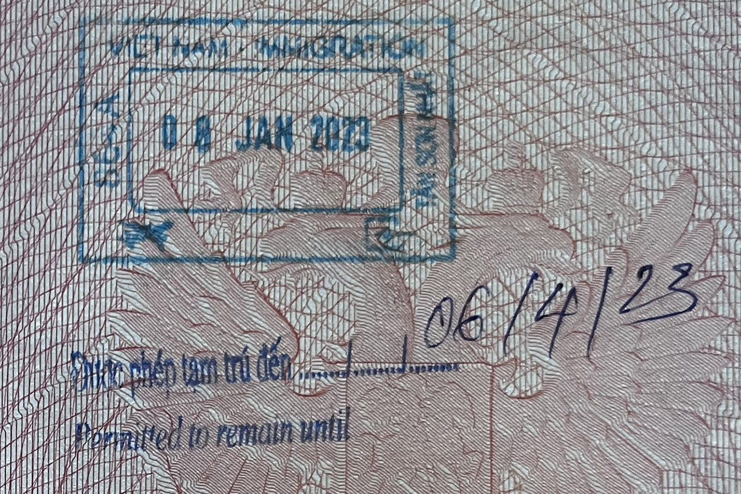 В паспорт поставили штамп с датой прилета и днем, когда я должен покинуть страну
