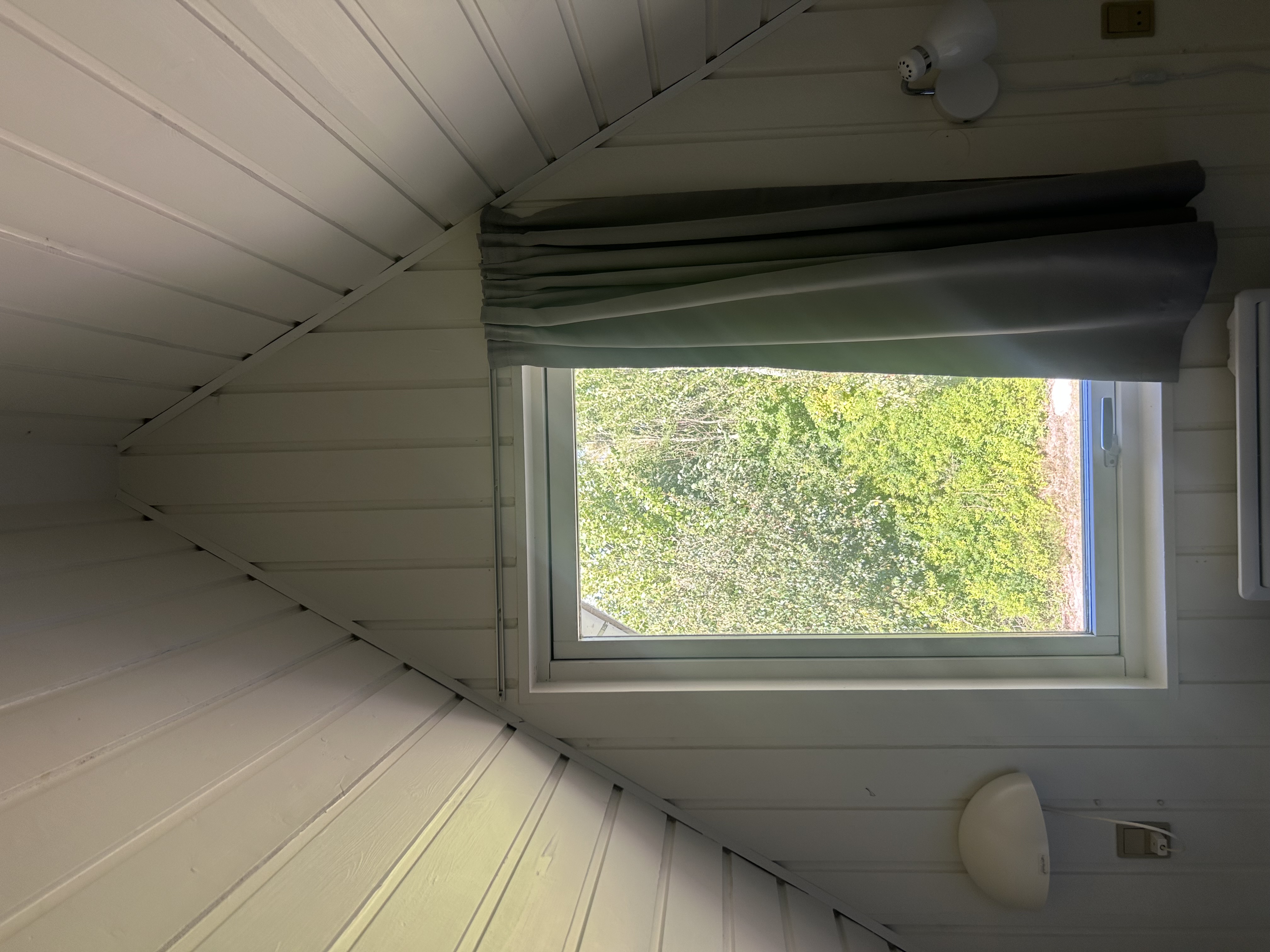 Наш дом. Небольшая гостиная в нем и выход на задний двор.