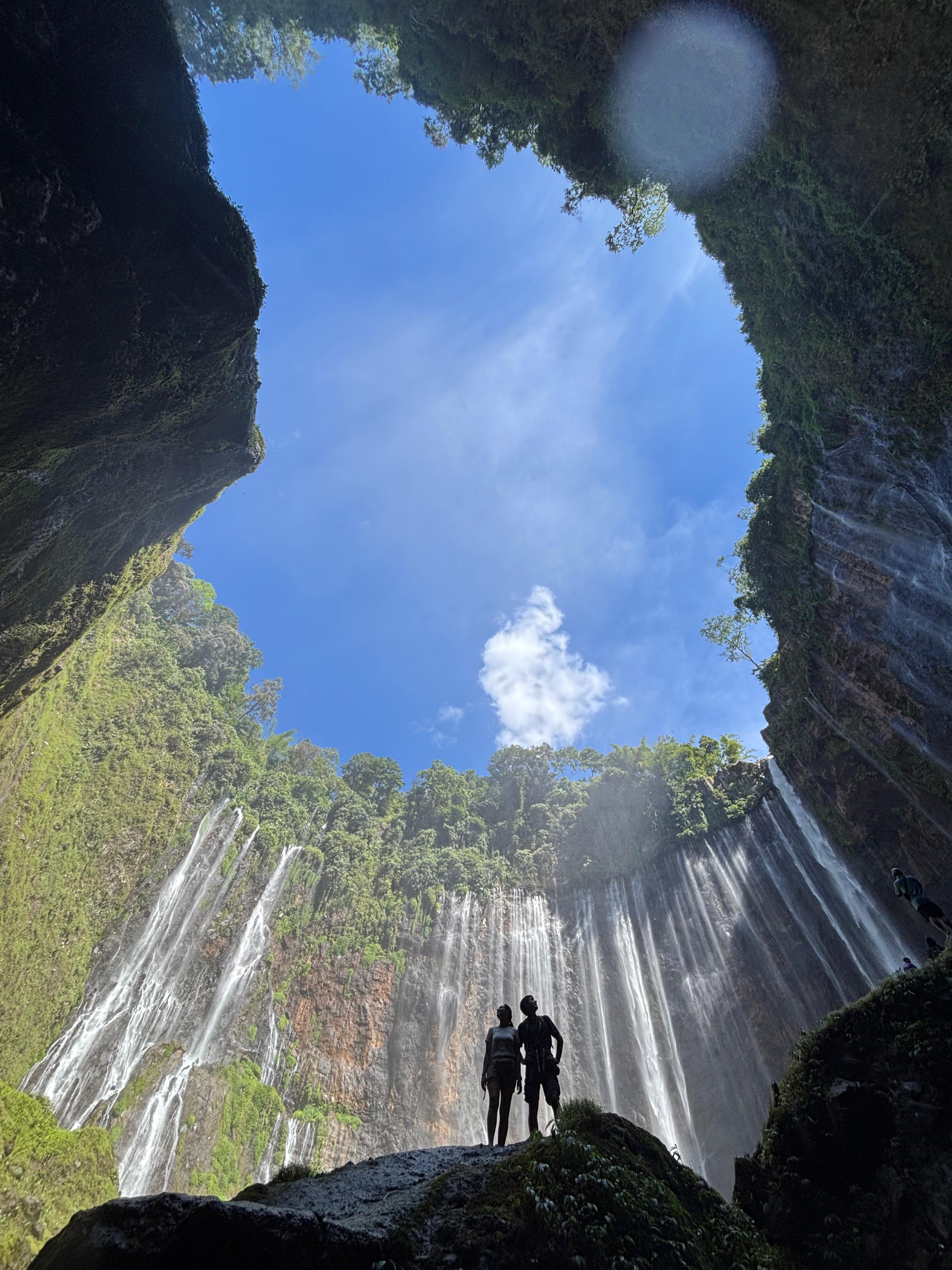 В каньоне водопада