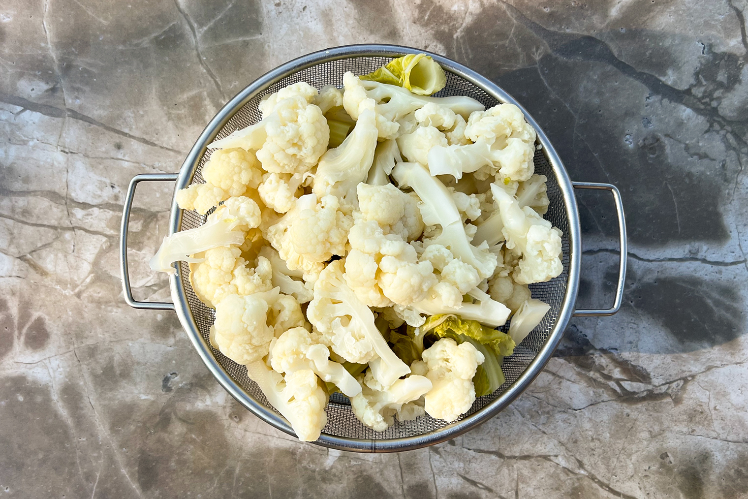 Если у вас нет дуршлага, выложите капусту на бумажные полотенца