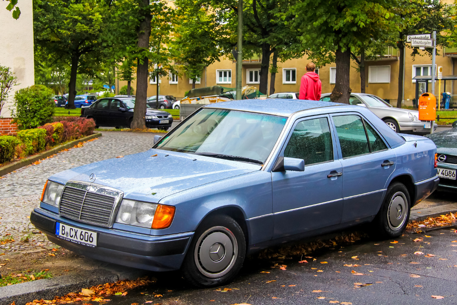 Mercedes с индексом кузова W124 — классический пример седана. Задний диван у него был жестко закреплен и не складывался, но у многих современных седанов это возможно. Источник: Art Konovalov / Shutterstock