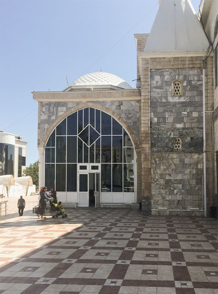Территорию за мечетью выстлали плиткой с геометрическими узорами