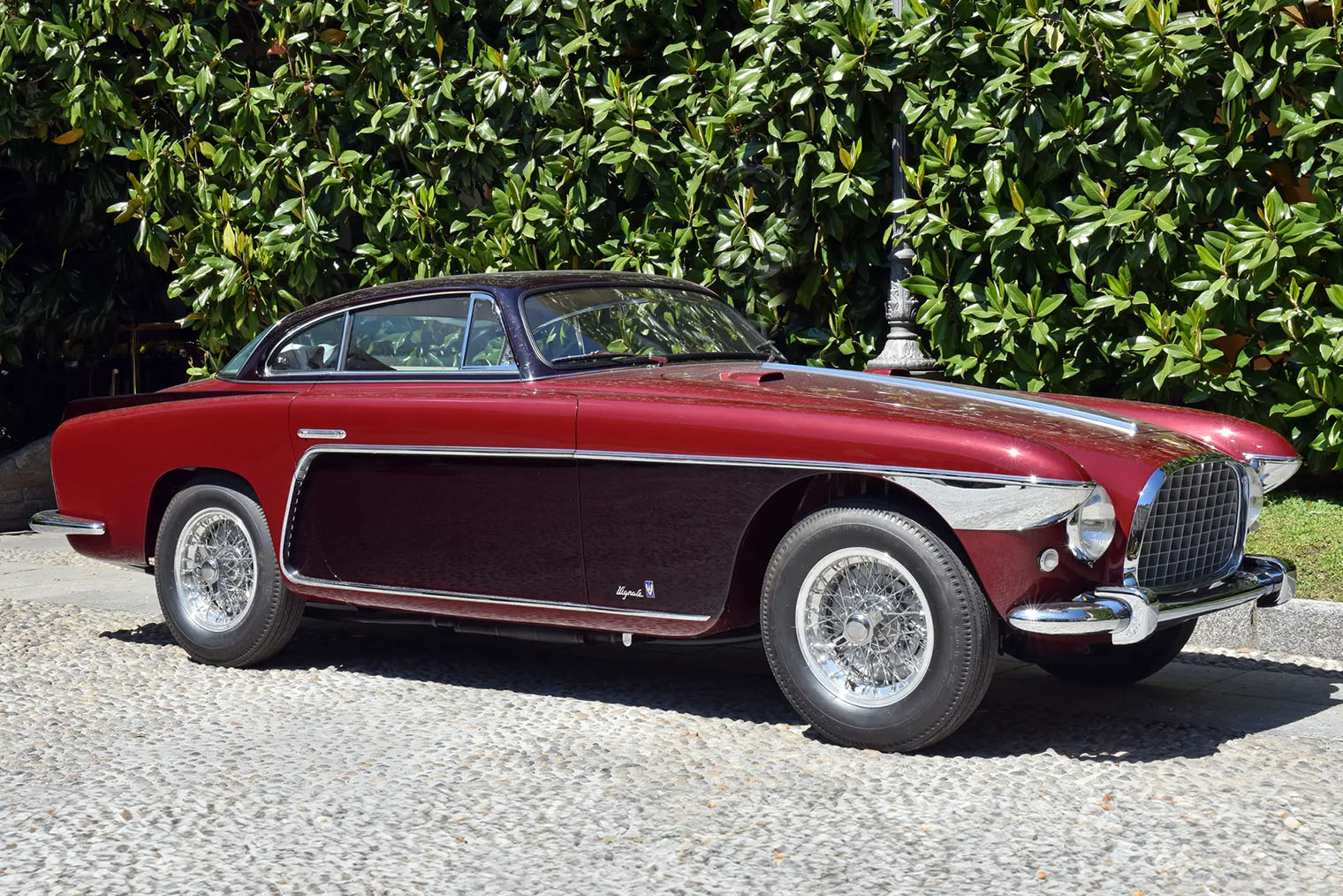 Ferrari 250 Europa Coupe был построен специально для участия в Парижском автосалоне 1953 года. Это одна из трех машин с экспериментальным кузовом разработки ателье Vignale. Источник: rmsothebys.com