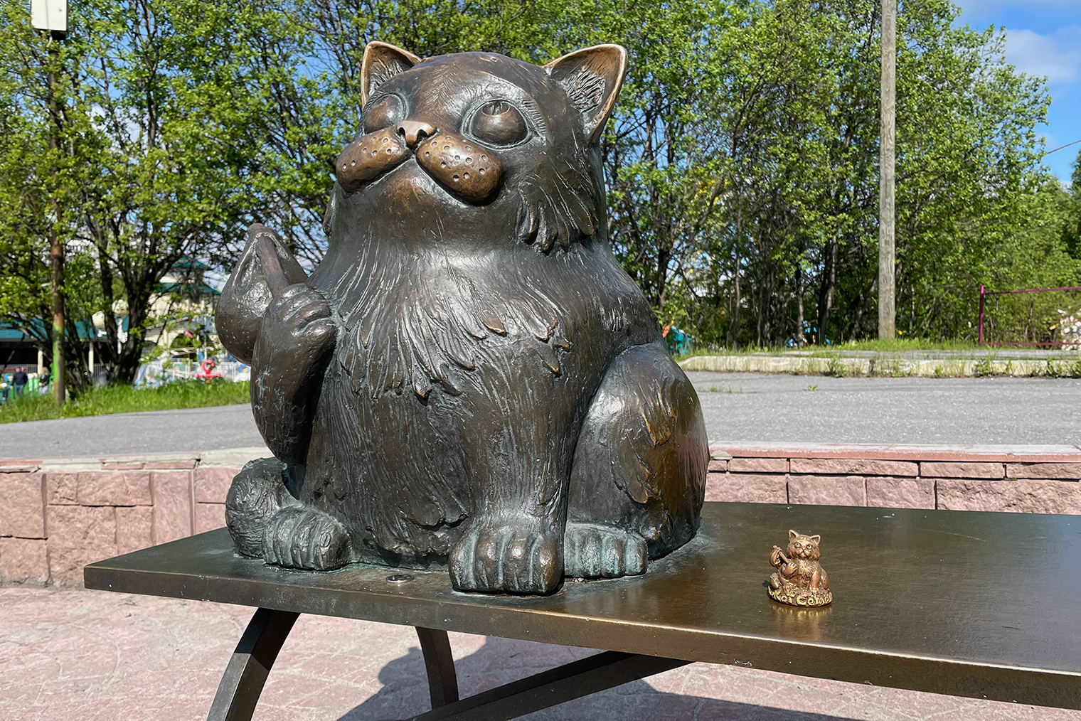 Кот Семен. Рядом — его миниатюрная копия: такие фигурки продают в сувенирных лавках Мурманской области. © Мария Кузнецова
