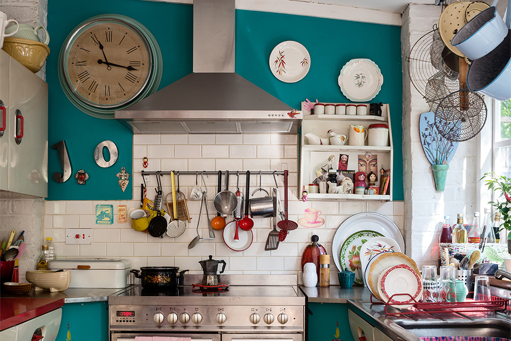Обе кухни небольшие, но на этой готовить совсем неудобно. Фотография: Andreas von Einsiedel / Getty Images