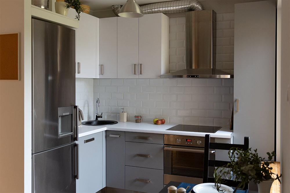 Даже очень маленькую по площади кухню можно сделать удобной. Фотография: artursfoto / iStock