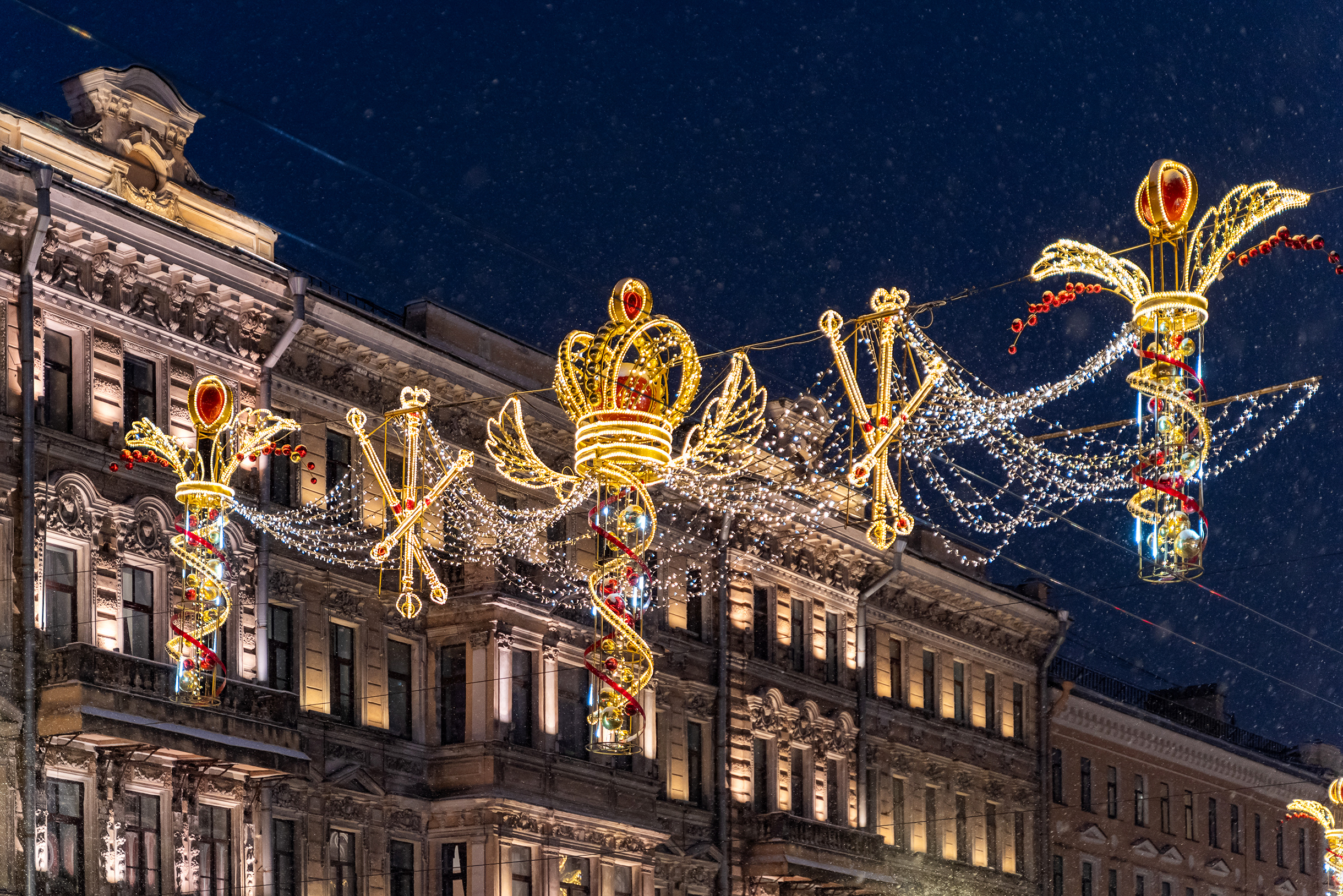 На Невском — уже знакомые горожанам и туристам светящиеся цветы и короны