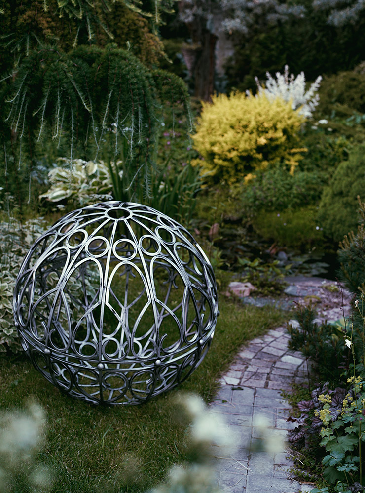 Такой металлический шар может быть и опорой, и просто красивым арт⁠-⁠объектом в саду. Это дизайнерский шар, более простые и дешевые варианты есть на «Ярмарке мастеров». Источник: verasedova.ru