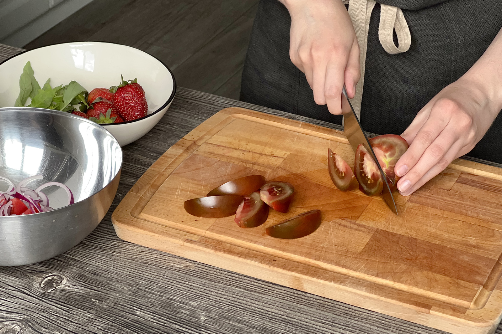 Нарезка томатов — лучший способ узнать, насколько острые у вас ножи: если лезвие проминает шкурку, а не разрезает ее с одного движения, значит, ножи пора точить
