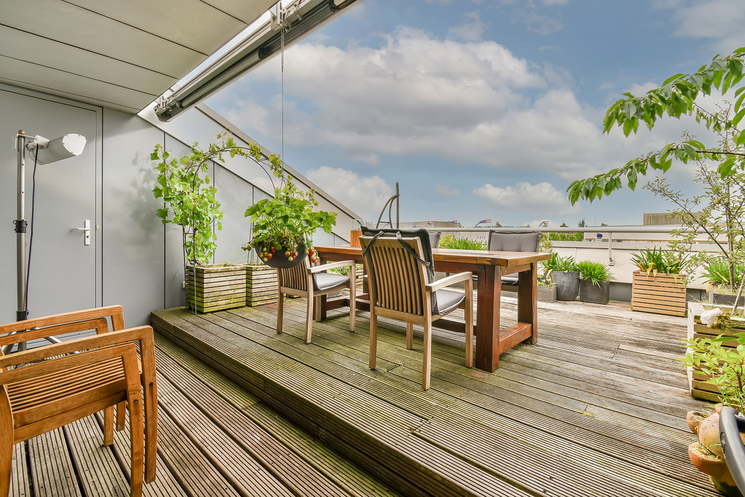 Террасный пол можно постелить не только на земле, но и на балконе второго этажа. Фотография: Procreators / Shutterstock / FOTODOM