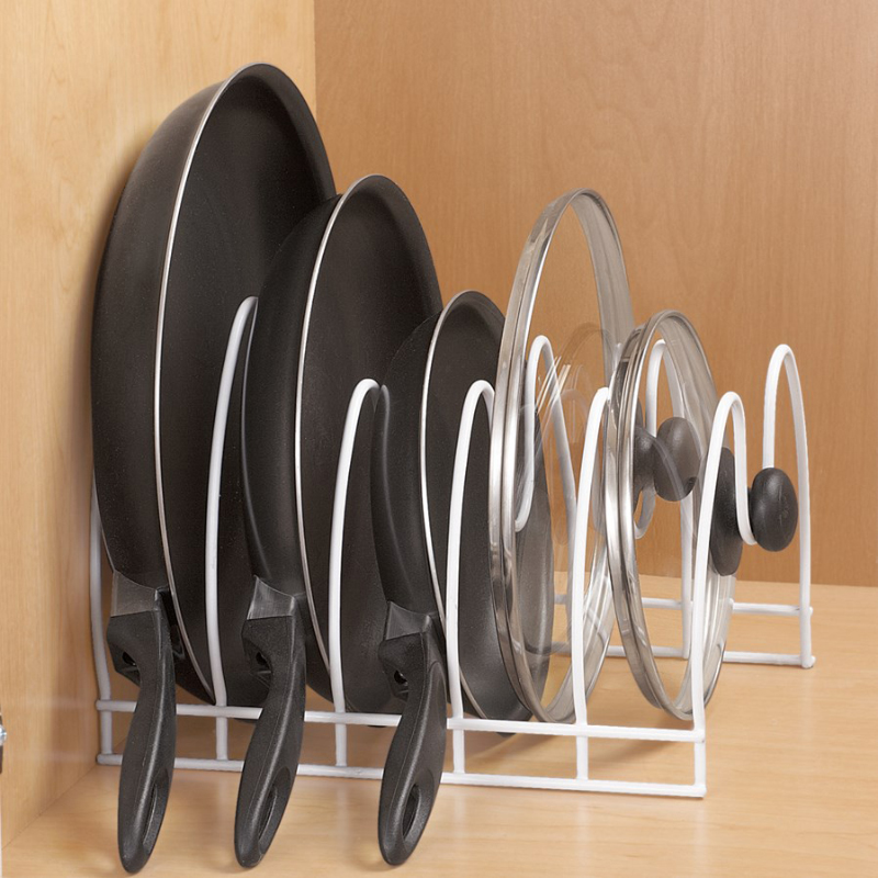 Поэтому лучше хранить сковородки вертикально: любую легко достать и убрать обратно. Или поверните стойку на бок и храните горизонтально. Источник: collectionsetc.com