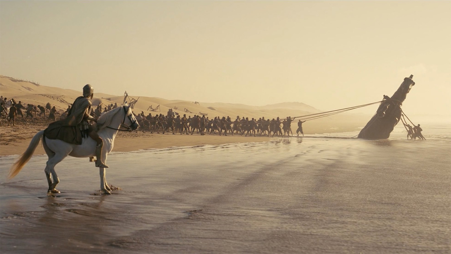 Сцену с Троянском конем снимали в Марокко, где действительно собрали огромную деревянную лошадь. В частности, работу вели в феврале в городе Айт-Бен-Хадду, поэтому статистам приходилось сильно мерзнуть