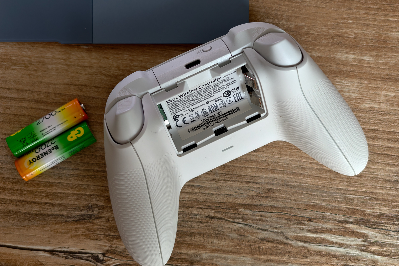 Серийный номер указан в нижней строке на стикере со штрихкодом. Обратите внимание на углы наклейки: они скруглены совсем немного — у подделок форма часто отличается