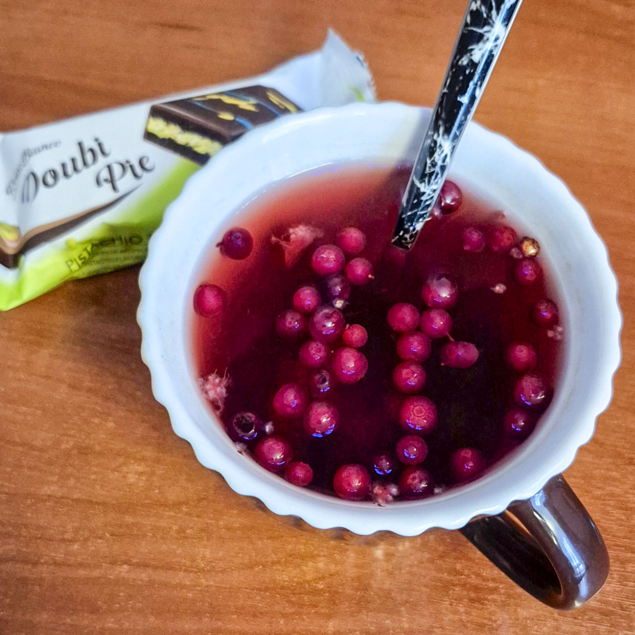 Сегодня с календулой, ромашкой, черной смородиной и яблоком — очень интересный вкус